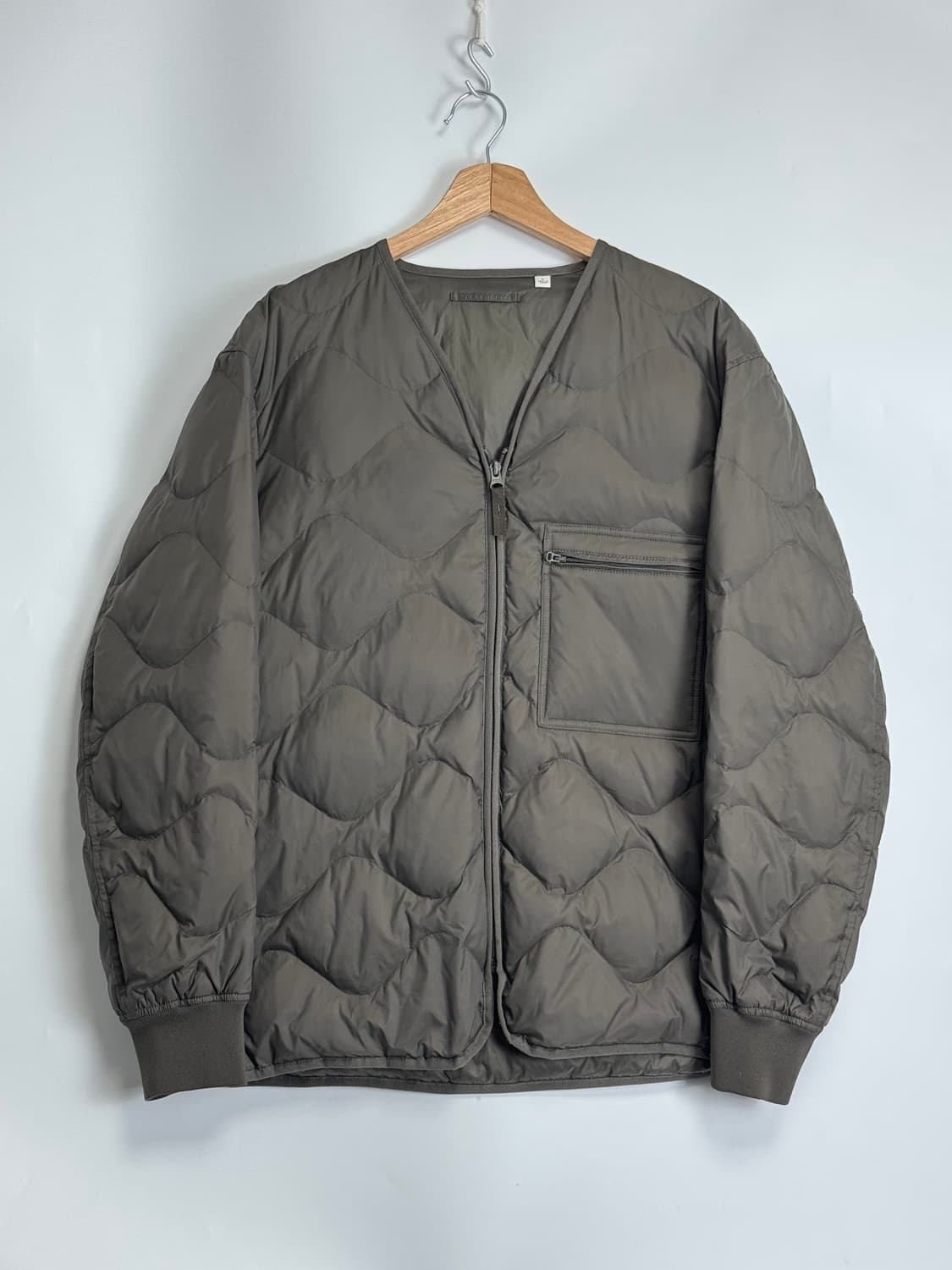 유니클로U 재팬 한정 리사이클링 경량 다운 패딩 카키 L 상품이미지2