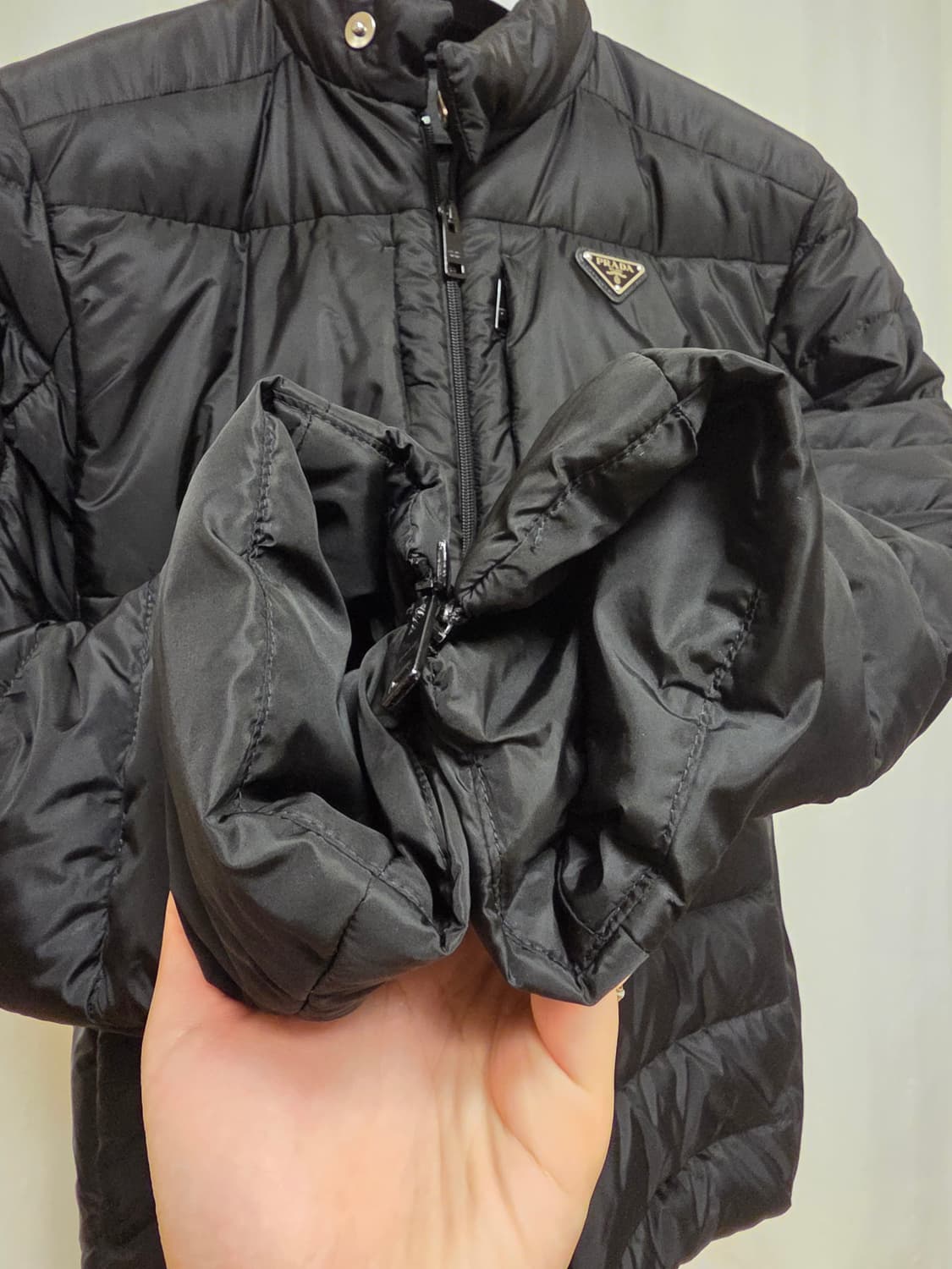 [새상품급 / 50 ] 프라다 리나일론 삼각로고 다운 숏 패딩 자켓 블랙 상품이미지6