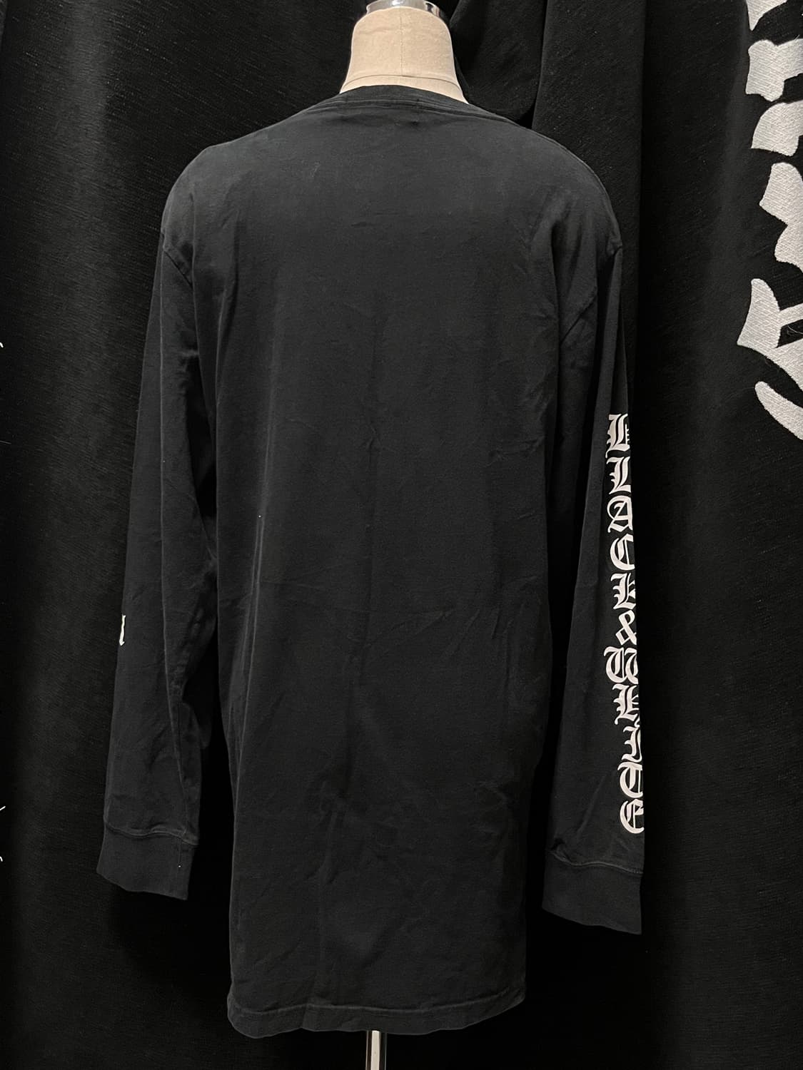 oval dice black&white 고딕 폰트 프린팅 롱슬리브 상품이미지3