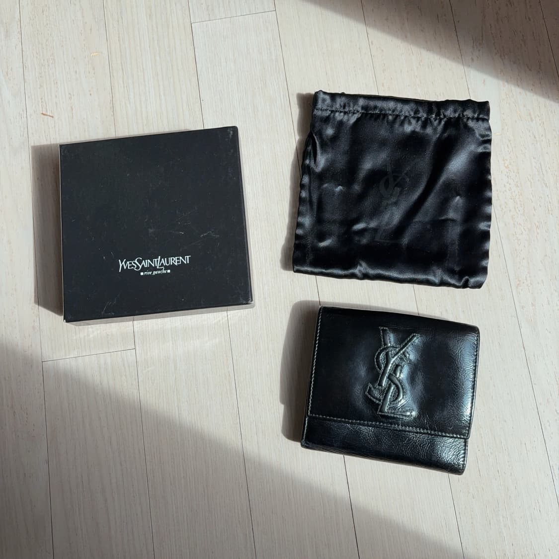 입생로랑 빈티지 블랙 에나멜 반지갑 상품이미지2