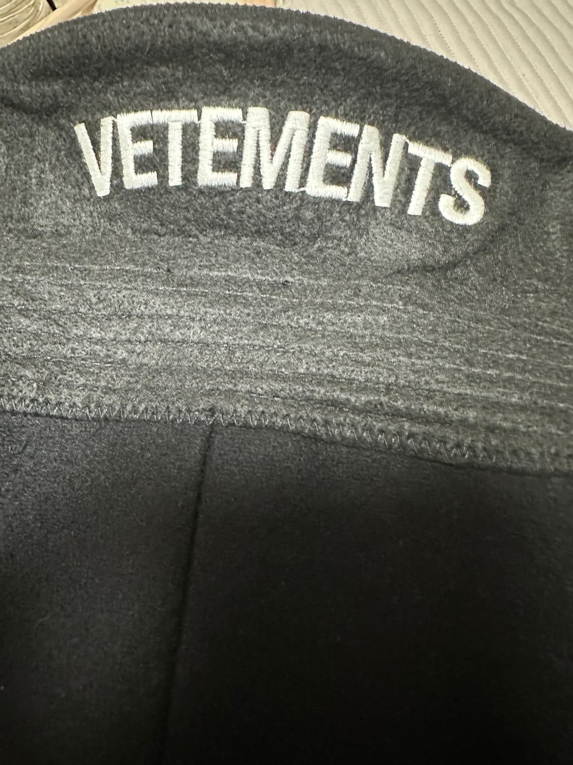 [S]베트멍 VETEMENTS 넥자수로고 멜튼울 코트 상품이미지3