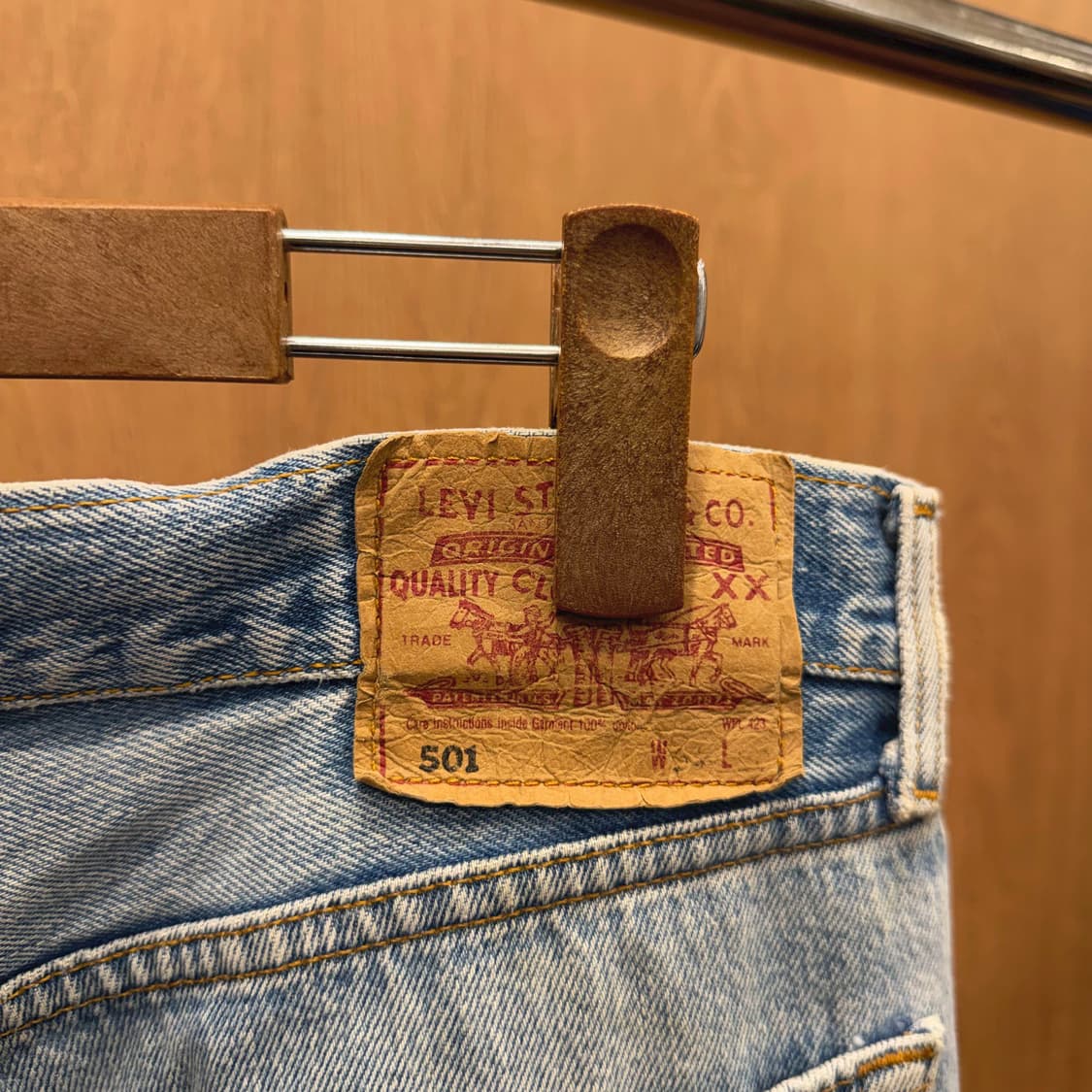 리바이스 501 디스트로이드 워싱 데님 팬츠 체크 패치 디테일 연청 상품이미지6