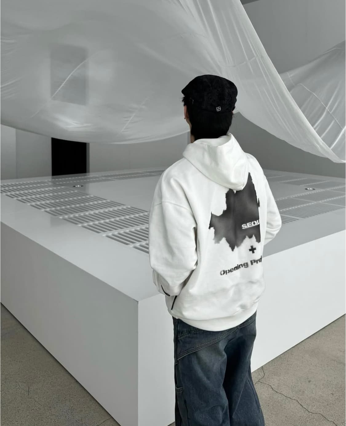 오프닝프로젝트 아이덴티티 서울 로고 후드 화이트 상품이미지2