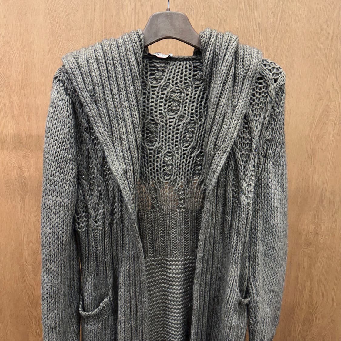 막스앤코 케이블 니트 오픈 롱 가디건 와이드 카울 후드 큐빅 장식 그레이 상품이미지4