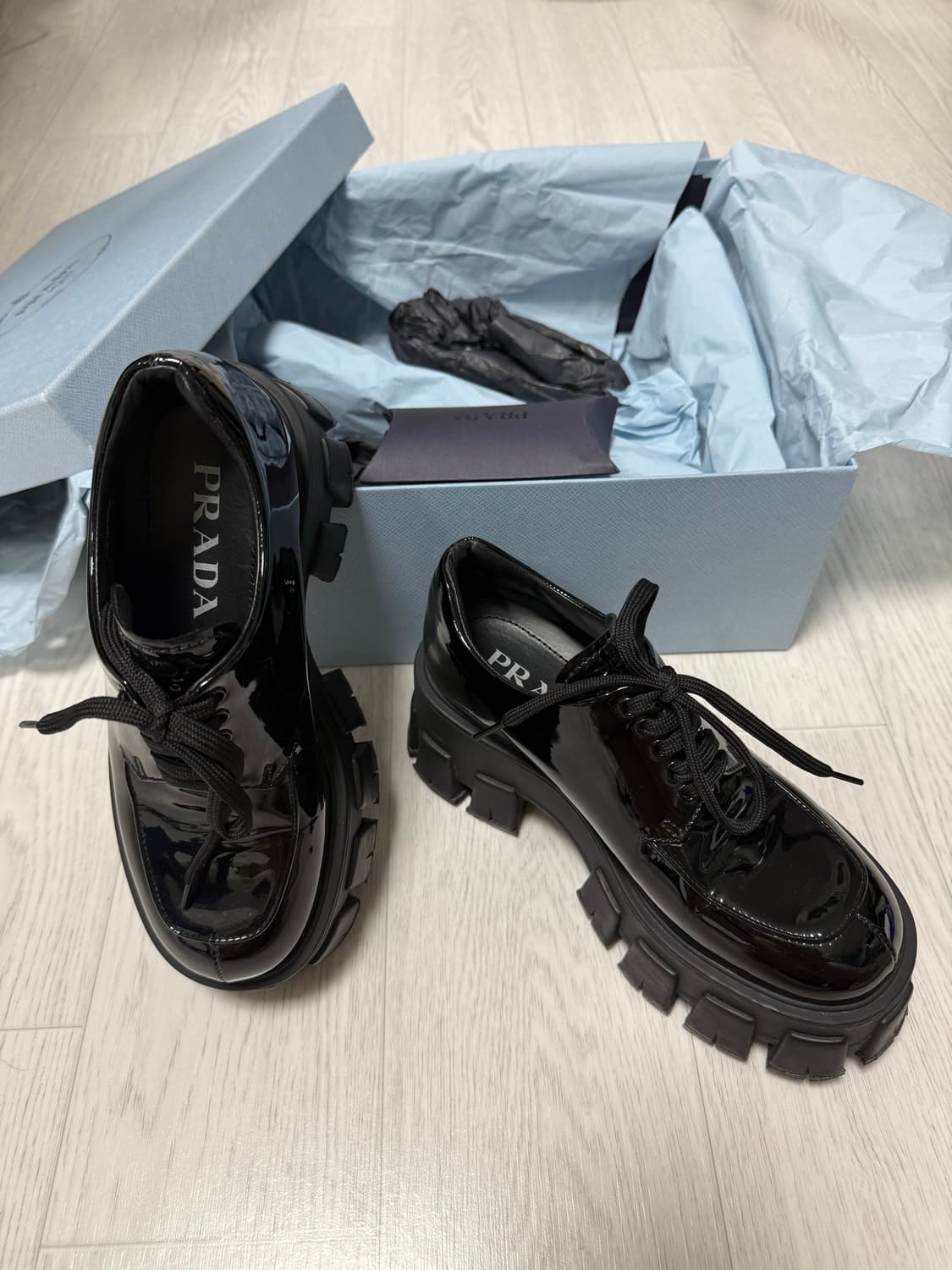 (PRADA) 프라다 블랙 에나멜 플랫폼 더비슈즈 -35 상품이미지6
