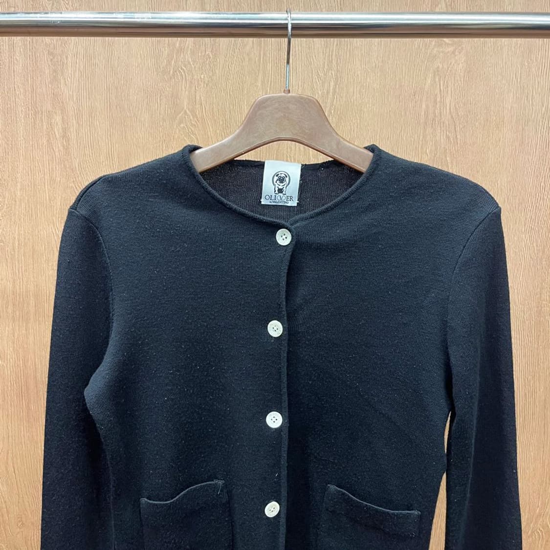 발렌티노 라운드넥 니트 가디건 밑단 소매 올리버 로고 자카드 디테일 블랙 상품이미지4