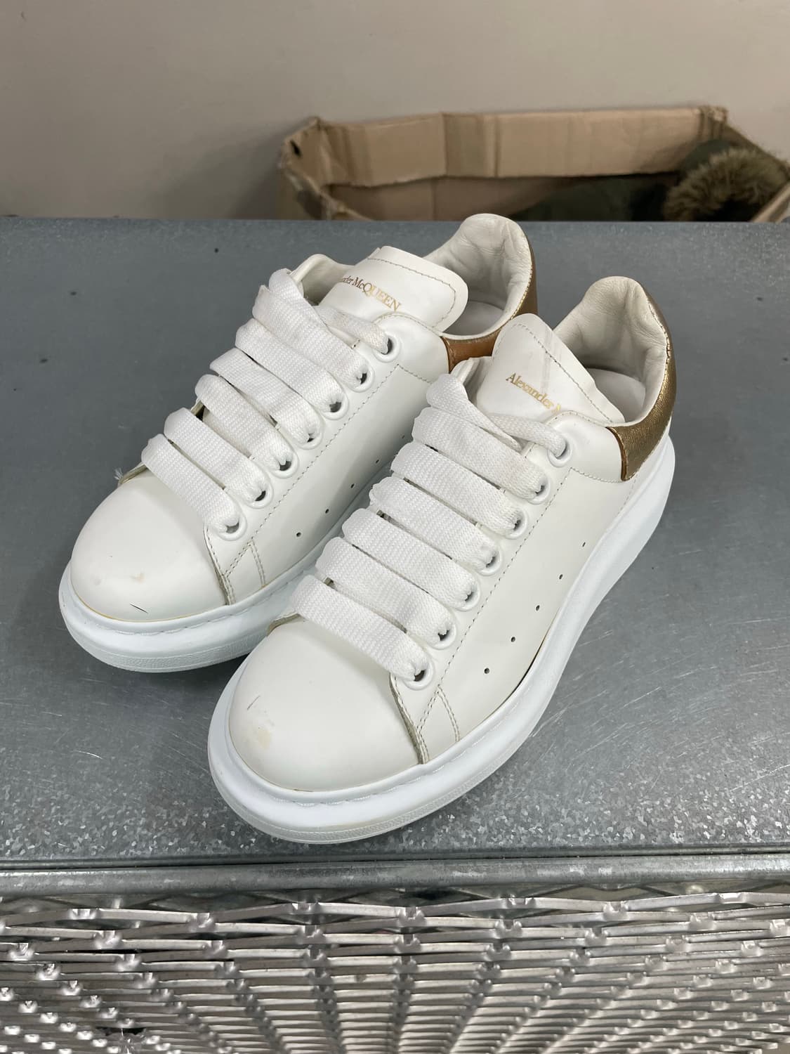 알렉산더 맥퀸 오버솔 스니커즈 골드탭 36.5 상품이미지2