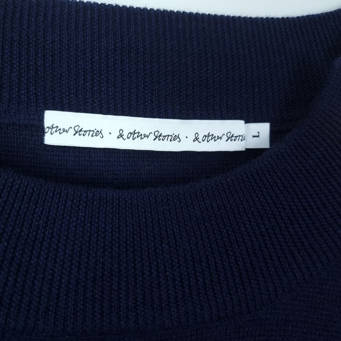 [앤아더스토리즈] 숄더 버튼 니트 네이비 M18353 상품이미지6