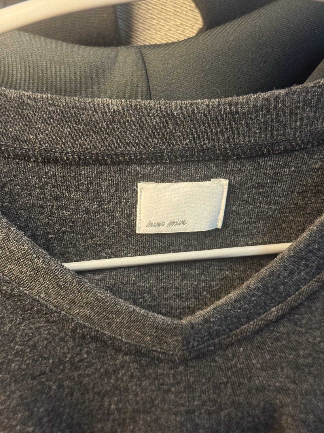 모노프리베 텍스처 브이넥 차콜 상품이미지2