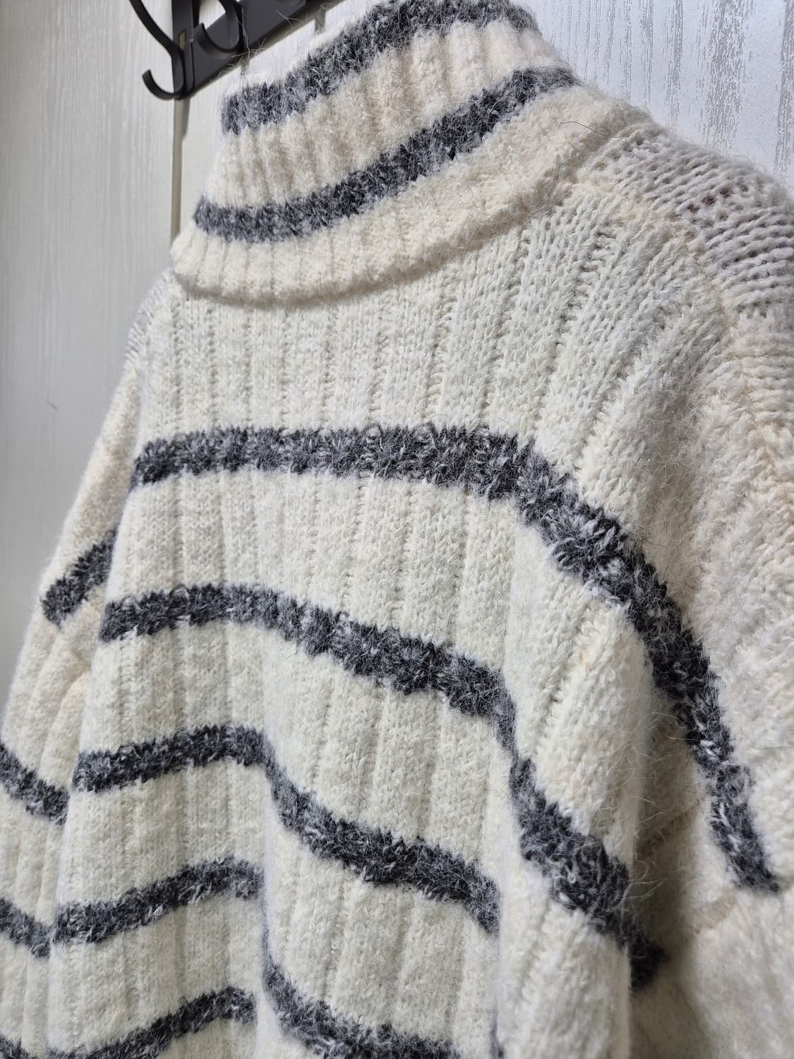 스트라이프 헤어리 니트 집업 상품이미지7