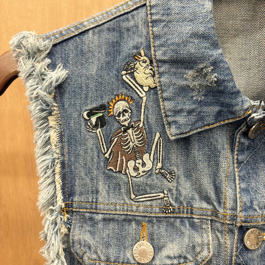 쟈딕 앤 볼테르 데님 베스트 스컬 플라워 자수 가죽 패치 디테일 중청 상품이미지6