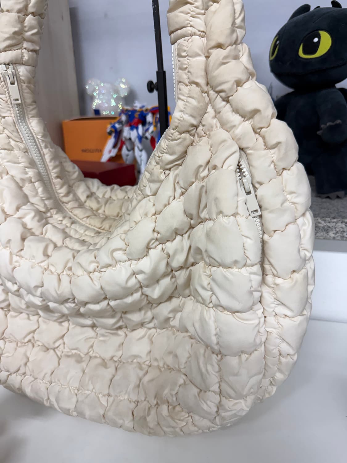 정품) COS 코스 퀼티드 오버사이즈 숄더백 상품이미지4