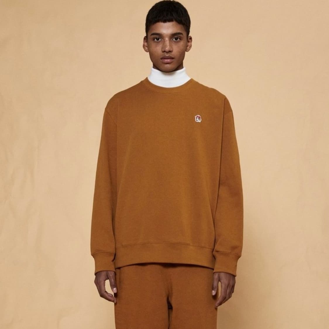 [헤지스 피즈]  웜 라이트 스몰 로고 맨투맨 상품이미지1