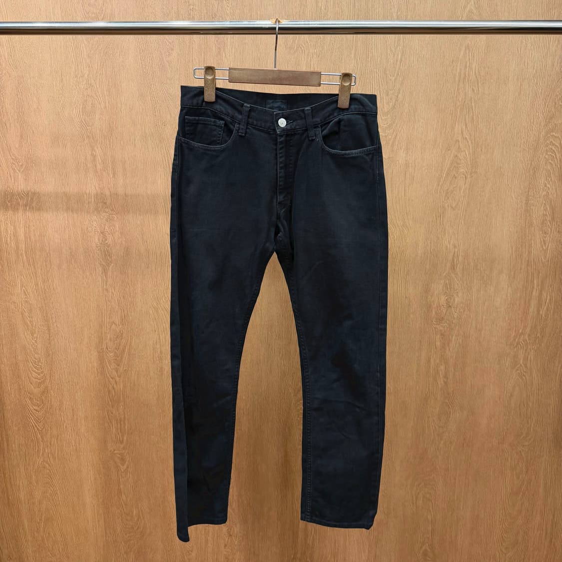 빔즈 데님 팬츠 후면 더블 포켓 실버 버튼 디테일 스트레이트 핏 블랙 상품이미지2