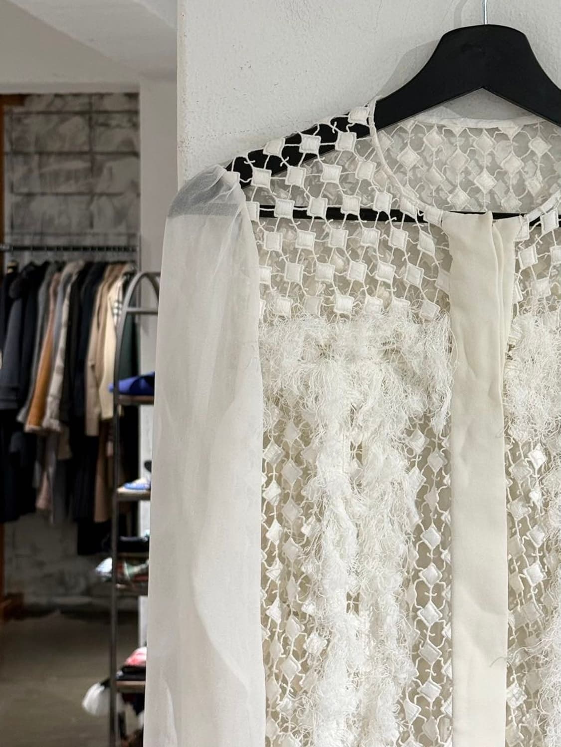 끌로에 화이트 펀칭 쉬어 블라우스 상품이미지2