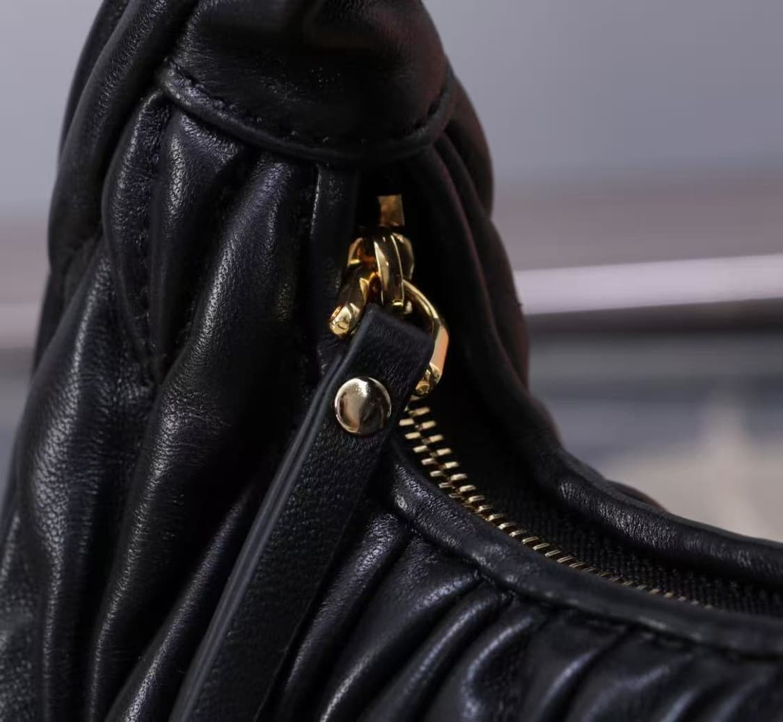 미우 미우 완더 마테라쎄 나파 가죽 호보 미니백 블랙 상품이미지6