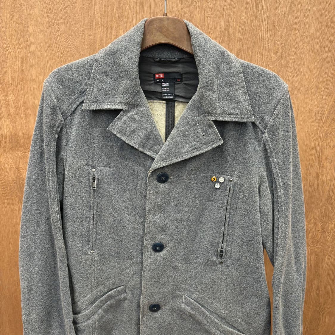 디젤 싱글 하프 코트 지퍼 포켓 핀 배지 장식 디테일 레귤러핏 그레이 상품이미지4