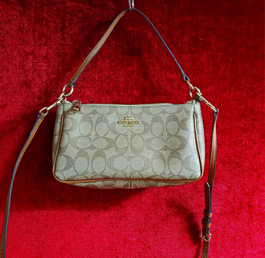 코치(COACH) 시그니쳐 탑 핸들 파우치 미니 크로스백 상품이미지1