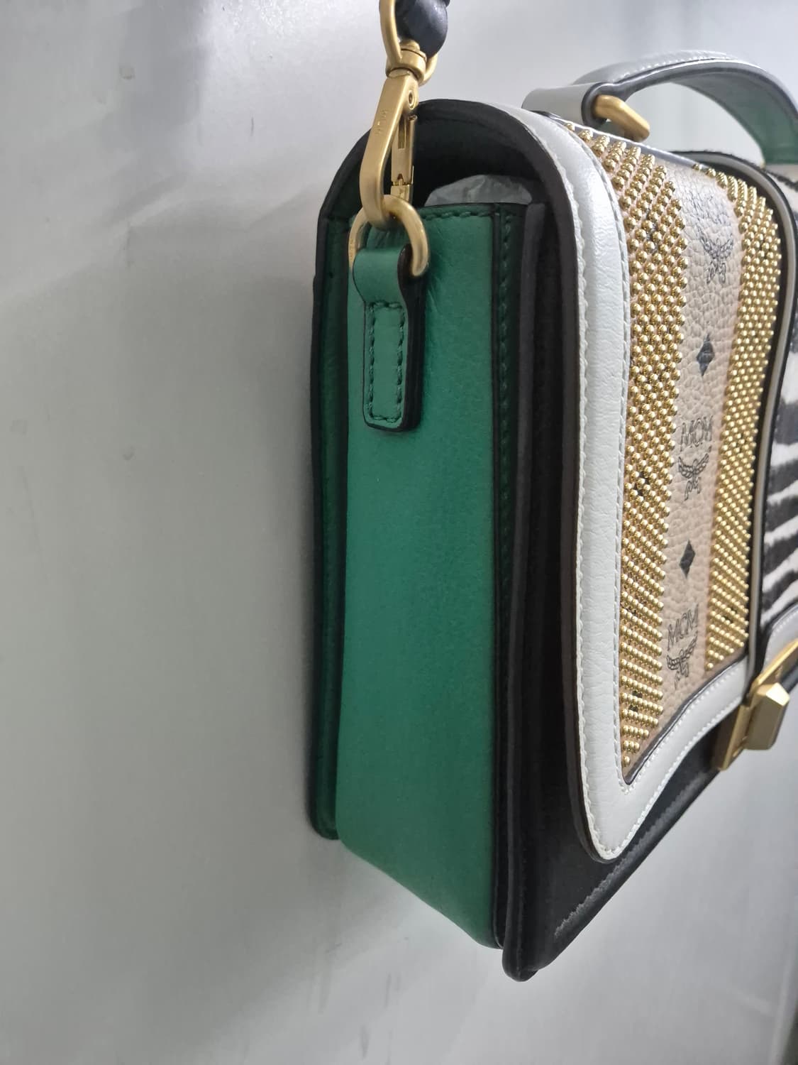 MCM 베로니카 비세토스 레더 탑 핸들 사첼백 상품이미지4