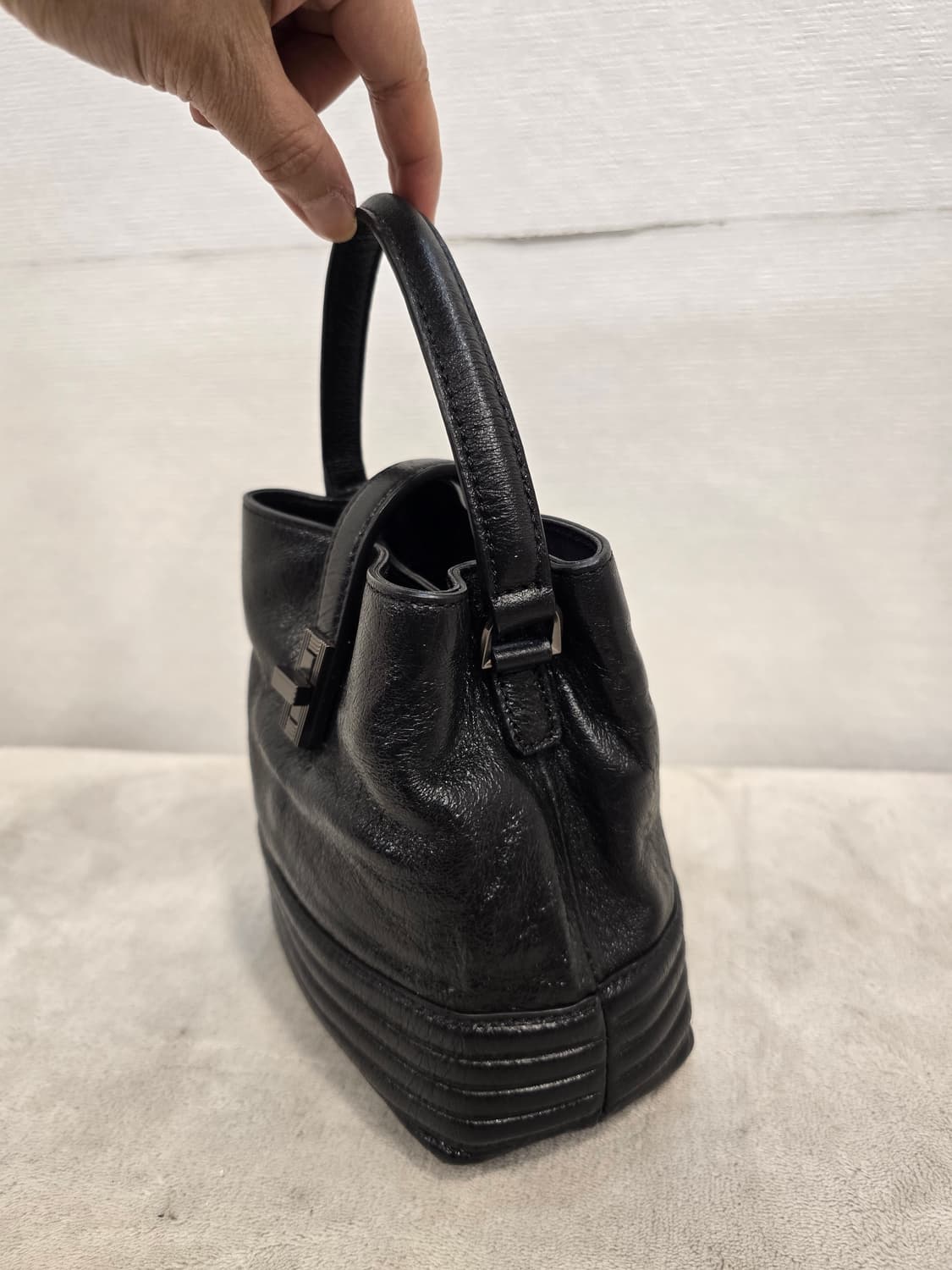 거의새거) 루즈앤라운지 보티첼리 미니 블랙 가죽 버킷백 상품이미지5