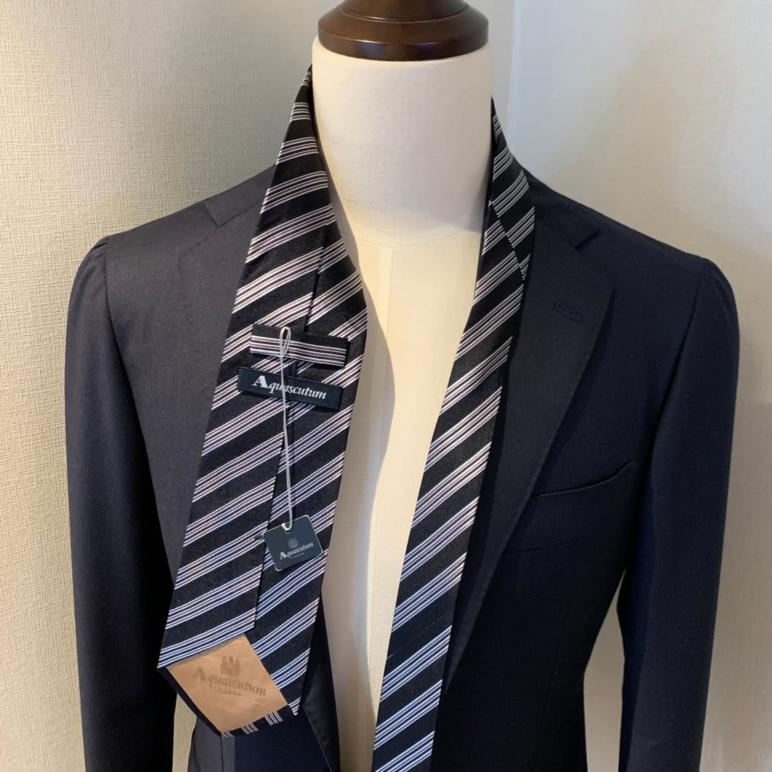 아큐아스큐텀 스트라이프 블랙 명품넥타이 100실크 택 달린 미품 S등급 상품이미지2