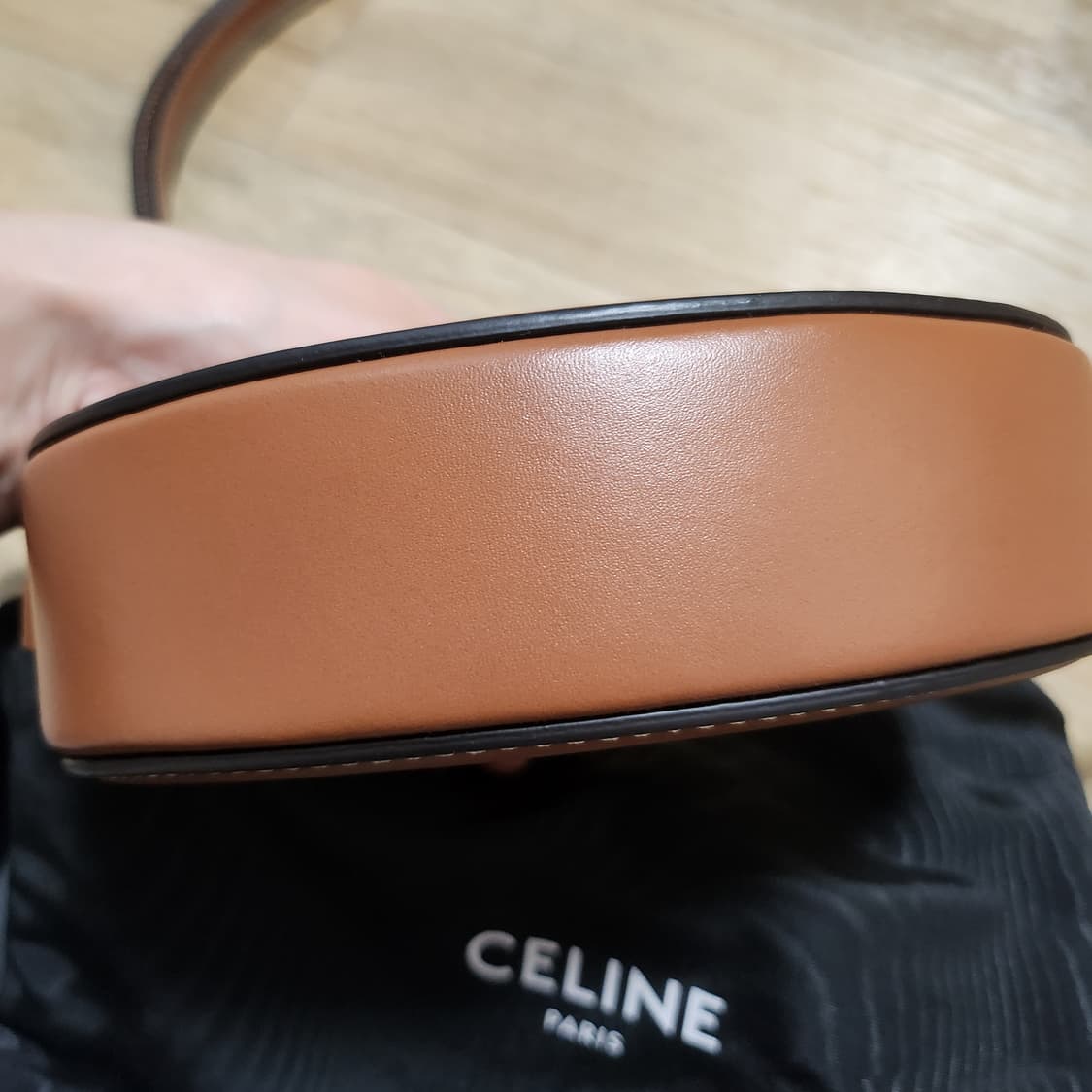 셀린느 트리오페 오벌 펄스 크로스백 탄 상품이미지2