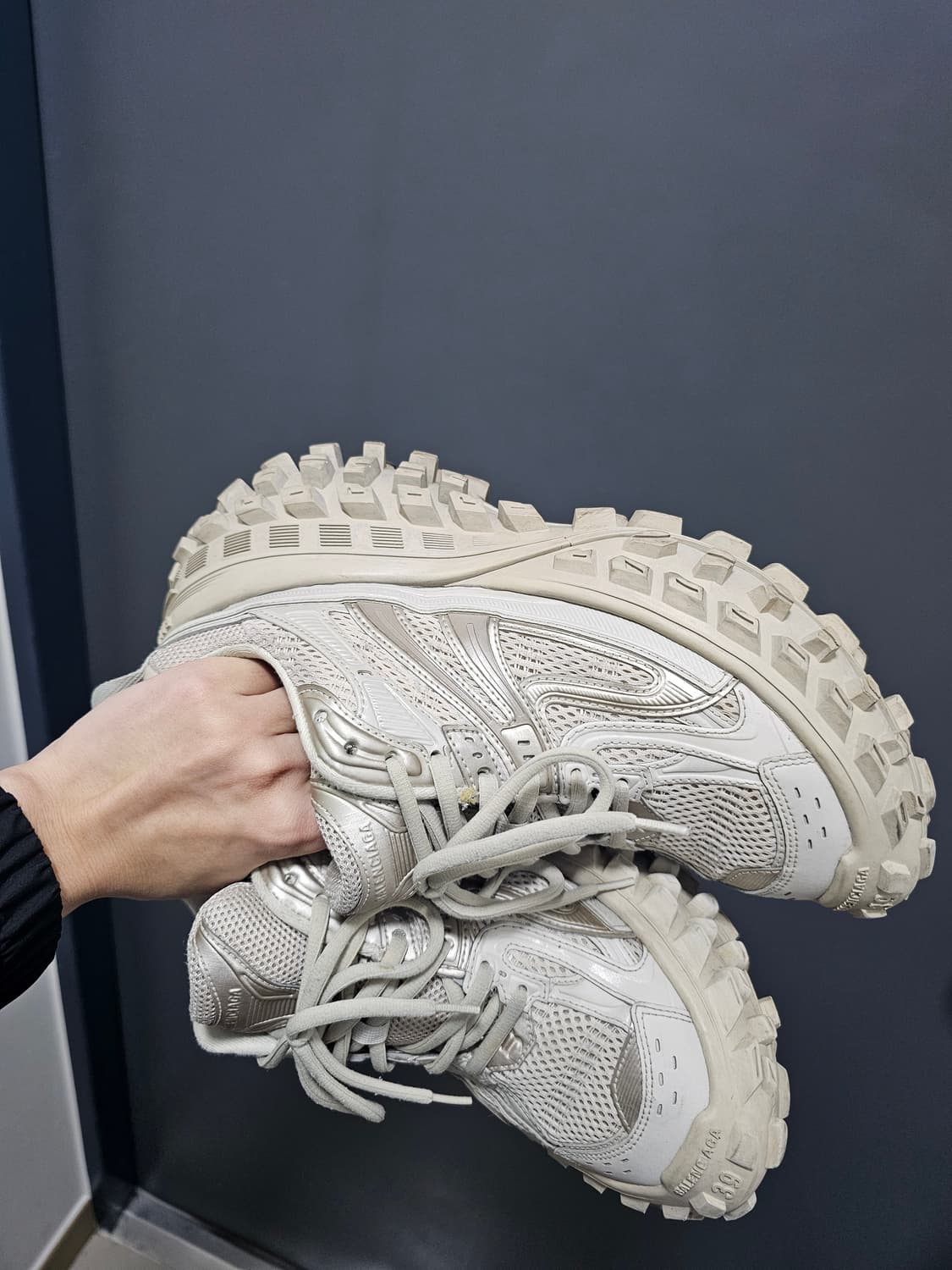 발렌시아가 디펜더 스니커즈 39 베이지 풀구성품 상품이미지4