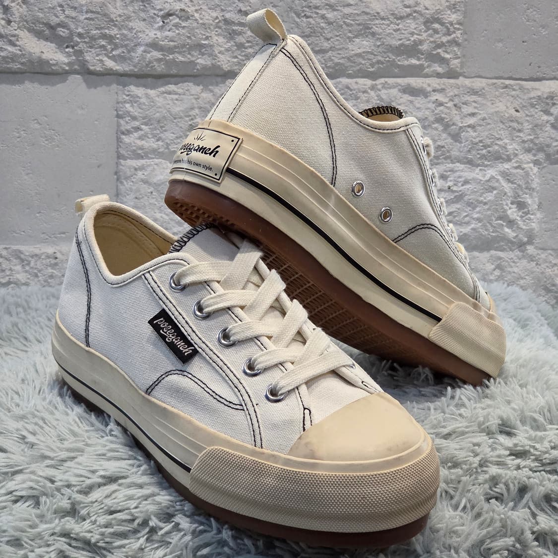 제품설명

클래식하면서도 데일리 활용도가 높은 아이보리 컬러의 로우 캔버 상품이미지5