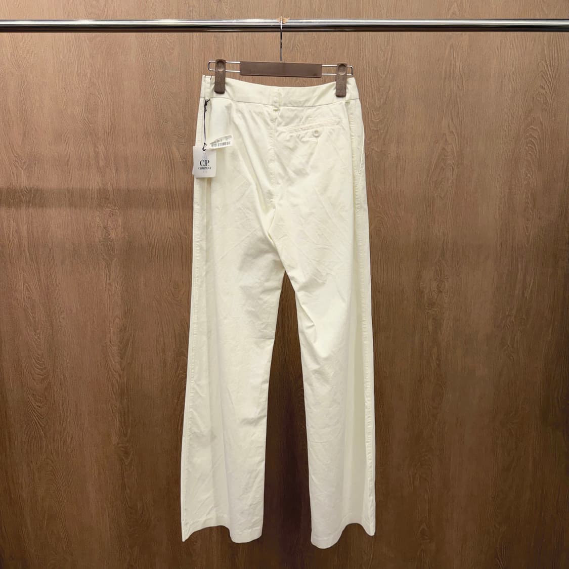 C.P. 컴퍼니 코튼 블렌드 슬랙스 팬츠 버튼 클로징 포켓 디테일 화이트 상품이미지3