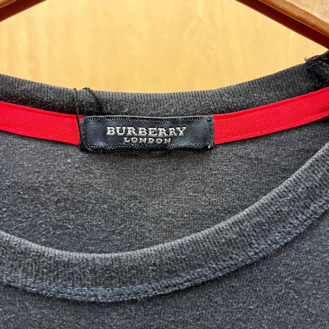 버버리 런던 코튼 반팔 티셔츠 숄더 배색 라인 로고 자수 디테일 네이비 상품이미지8