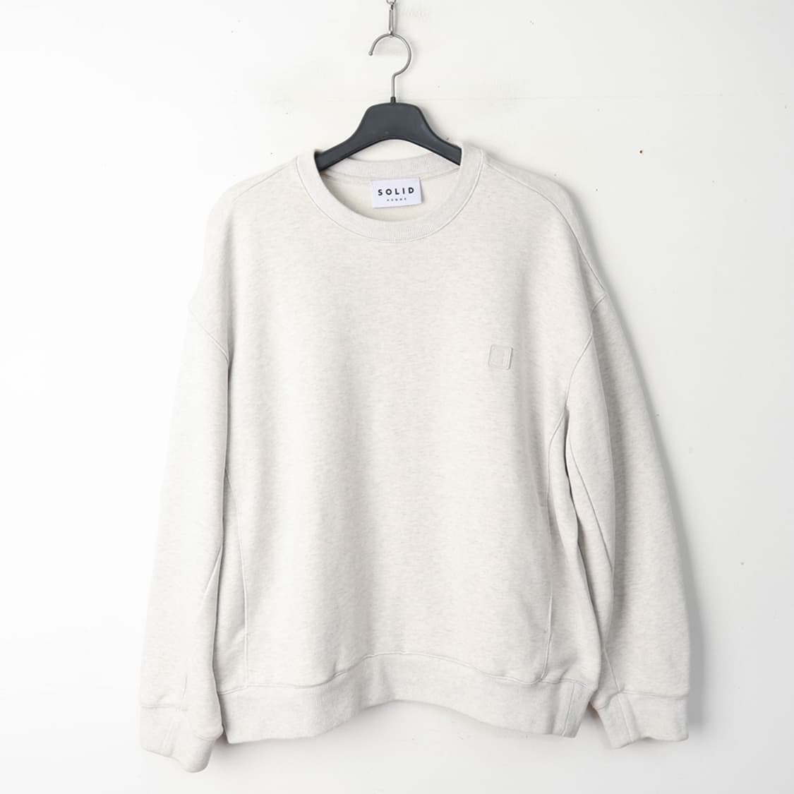 100/솔리드옴므 백로고 오버핏 맨투맨 상품이미지1