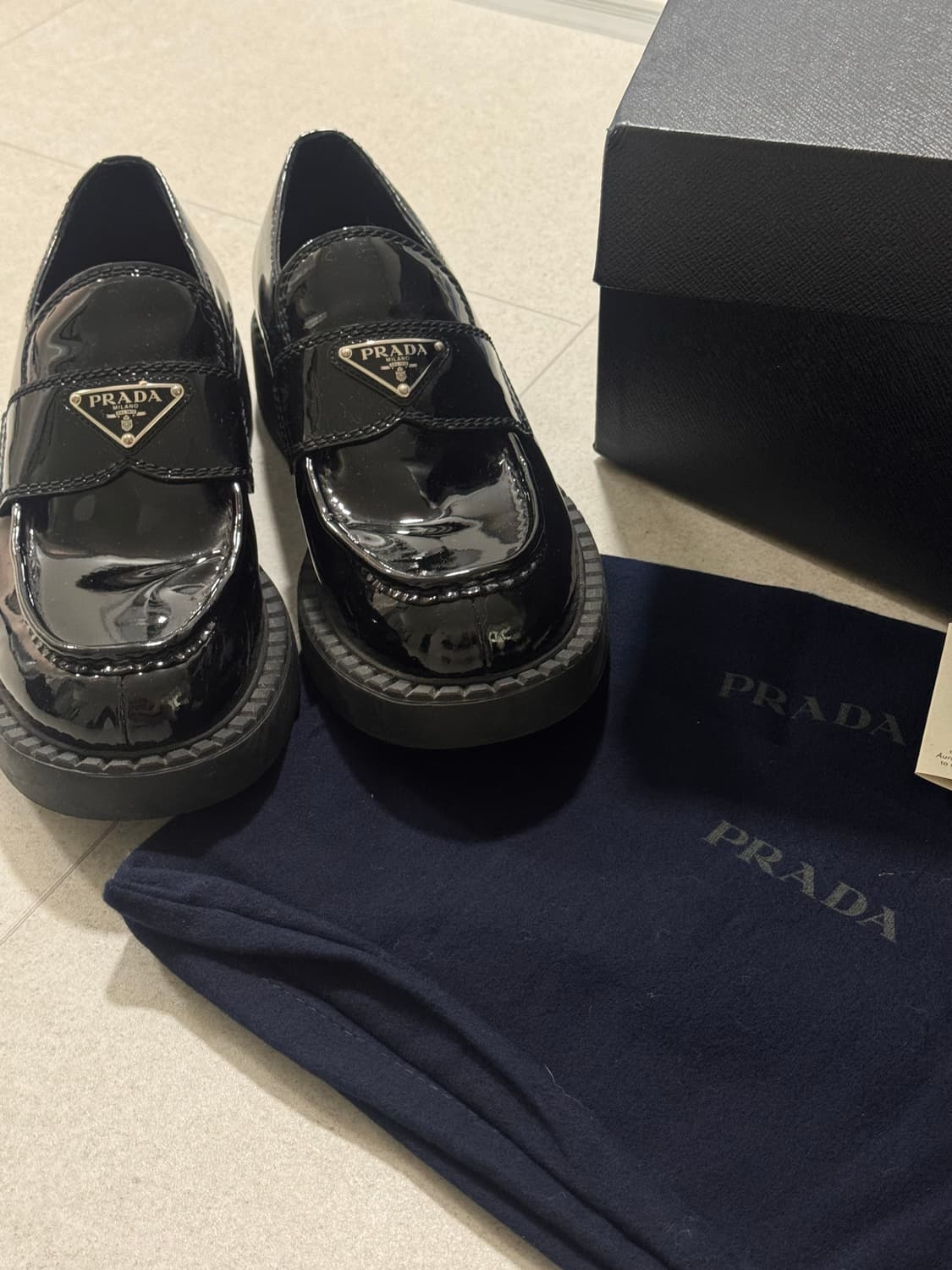 프라다 브러쉬드 가죽 로퍼 상품이미지1