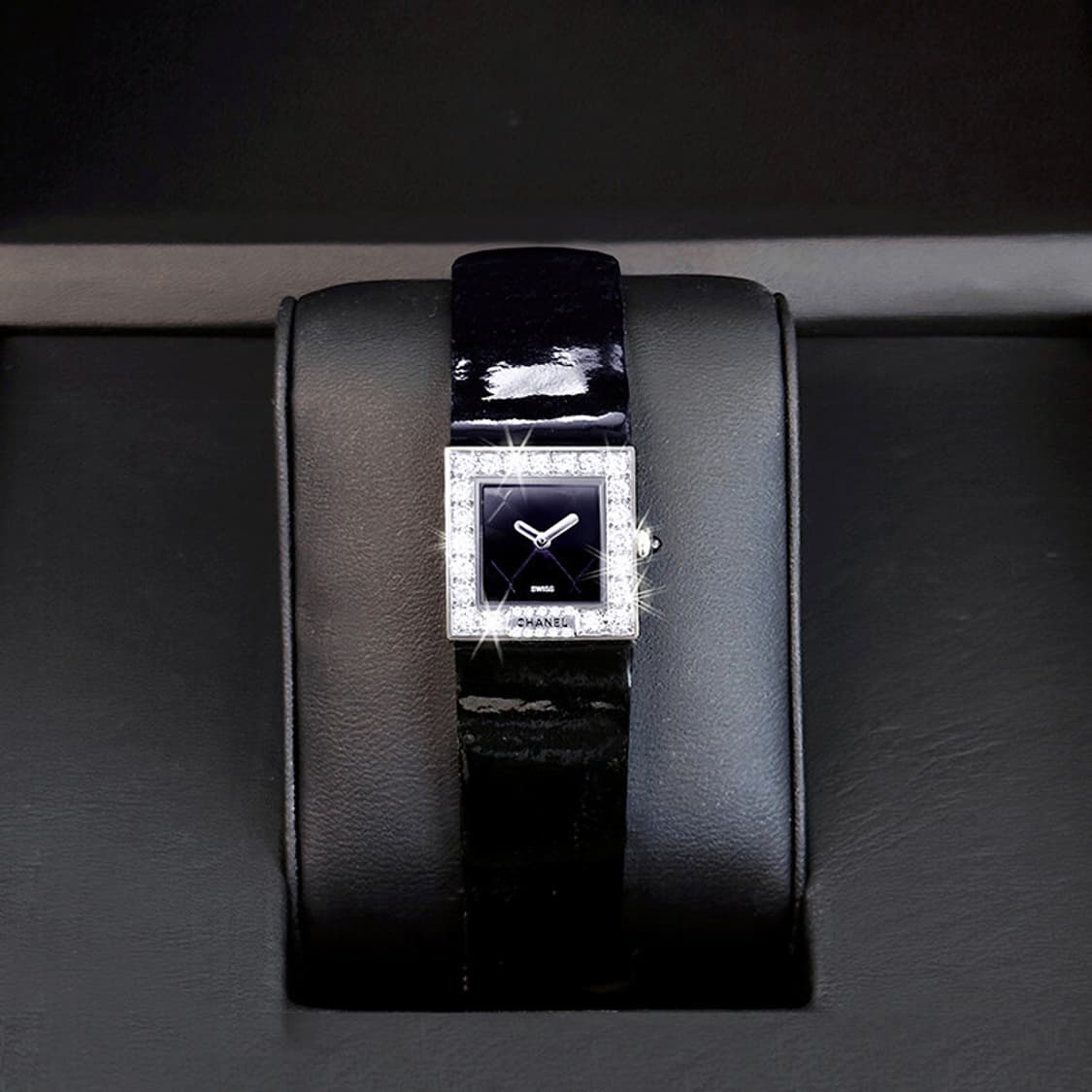 샤넬 블랙판 여성 빅다이아몬드 에나멜 가죽 시계 상품이미지2