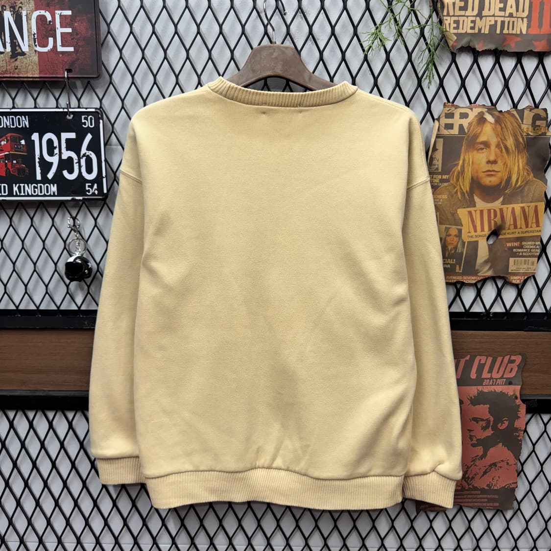 90s 버버리 크루넥 스웻셔츠 전면 기사 로고 포인트 옐로 상품이미지2