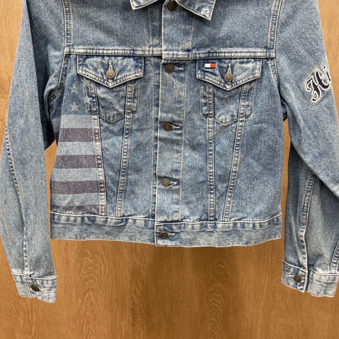 타미힐피거 데님 자켓 성조기 프린팅 로고 레터링 자수 슬리브 디테일 블루 상품이미지5
