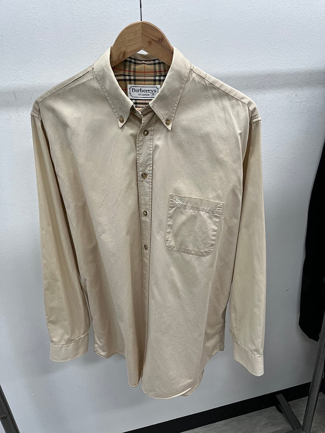 105-110) 버버리 소매체크 베이지셔츠 
 상품이미지3