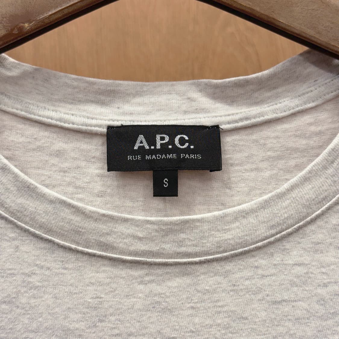 아페쎄 로고 자수 레터링 반팔 티셔츠 크루넥 라인 그레이 상품이미지7