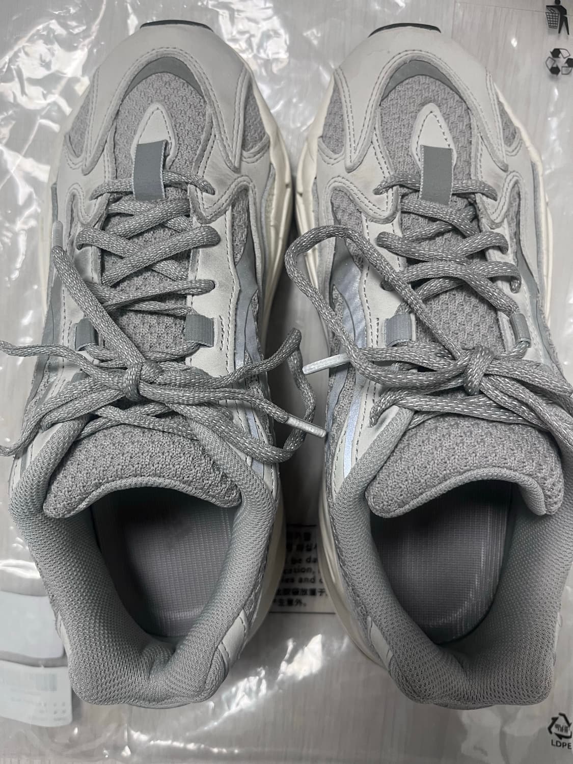 255 아디다스 이지부스트 700 V2 스태틱 상품이미지3