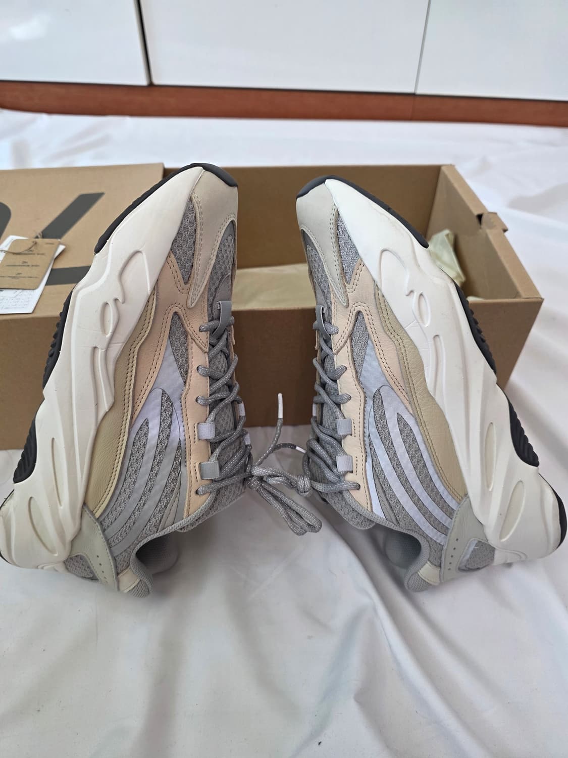 아디다스 이지 부스트 700 V2 크림(285) 상품이미지5