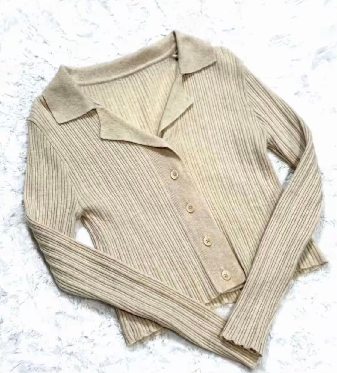 카라 단추 디테일 베이지 골지니트 상품이미지1