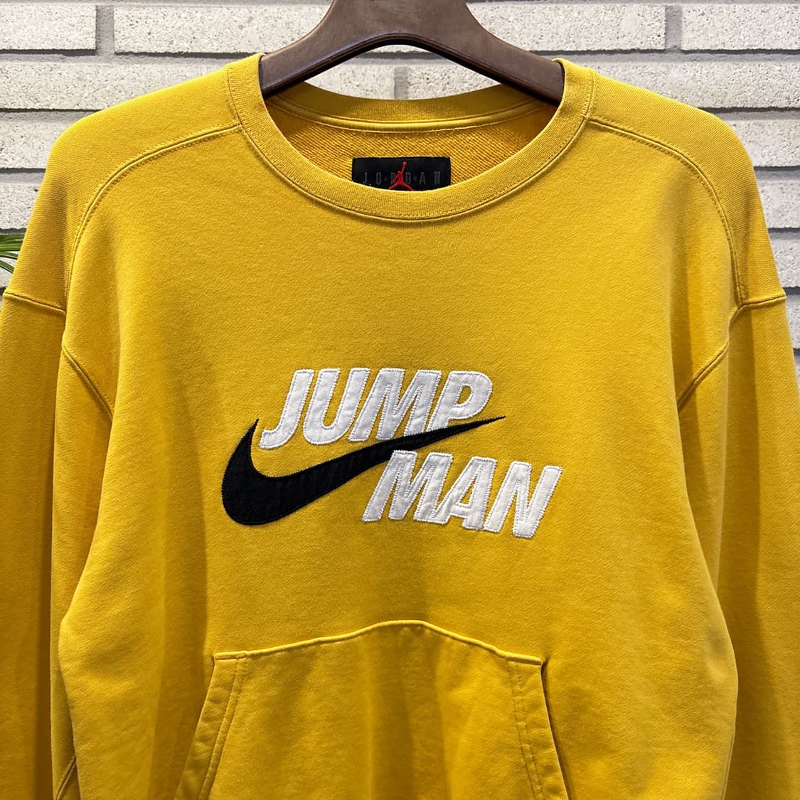NIKE 나이키 에어조던 점프맨 로고 스웻셔츠 캥거루포켓 디테일 옐로우 상품이미지4