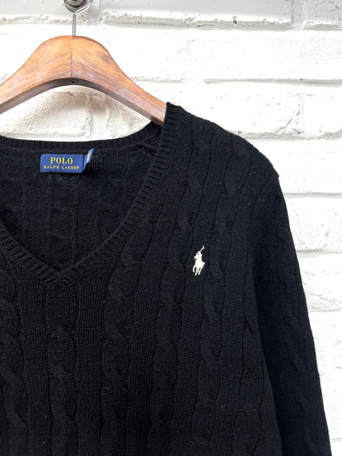 폴로 블랙 브이넥 케이블 니트 상품이미지4