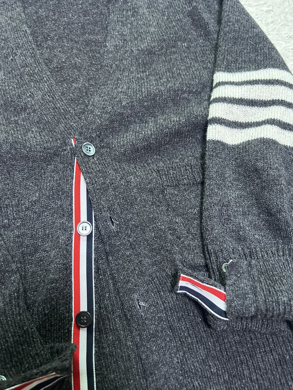 [새상품급, 3] 톰브라운 사선완장 셰틀랜드 가디건 상품이미지3