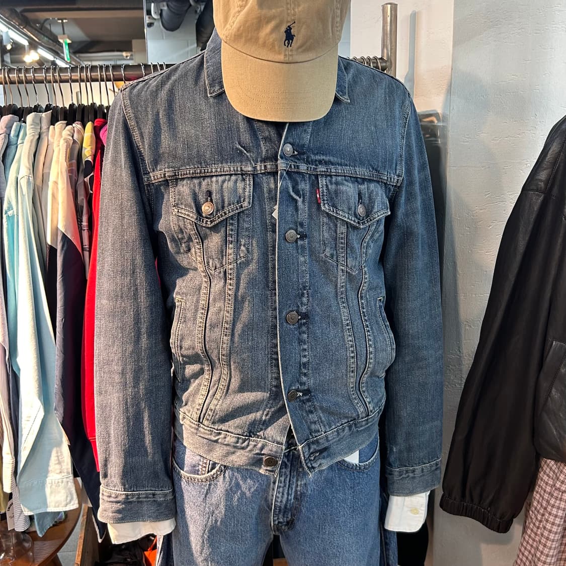 Levi’s Washed Denim Trucker Jacket 상품이미지2
