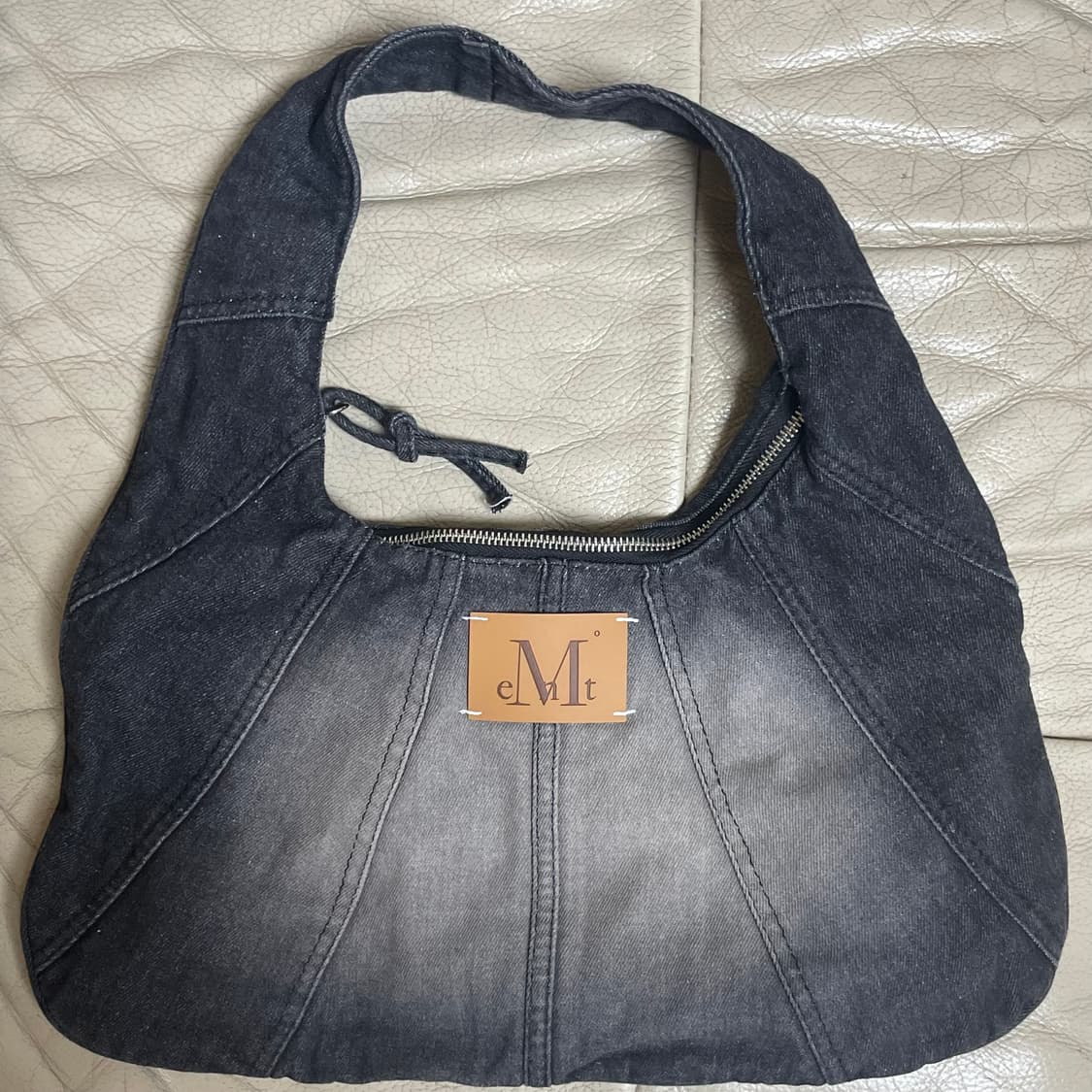 무센트 웨이브 데님 숄더백 블랙 상품이미지3