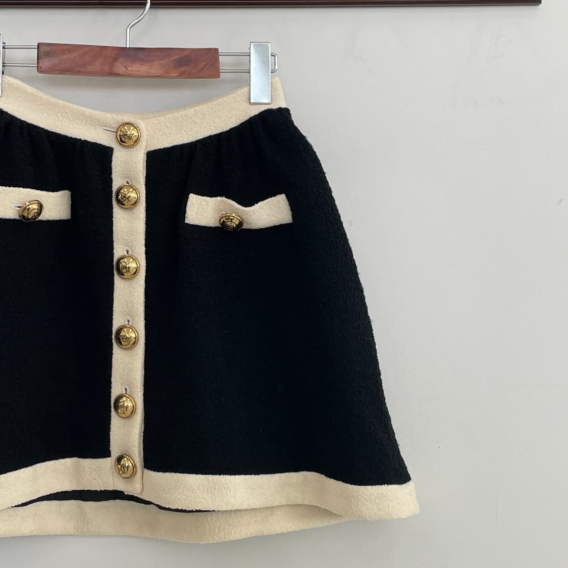 모스키노 블랙 금장 버튼 미니 스커트 상품이미지3