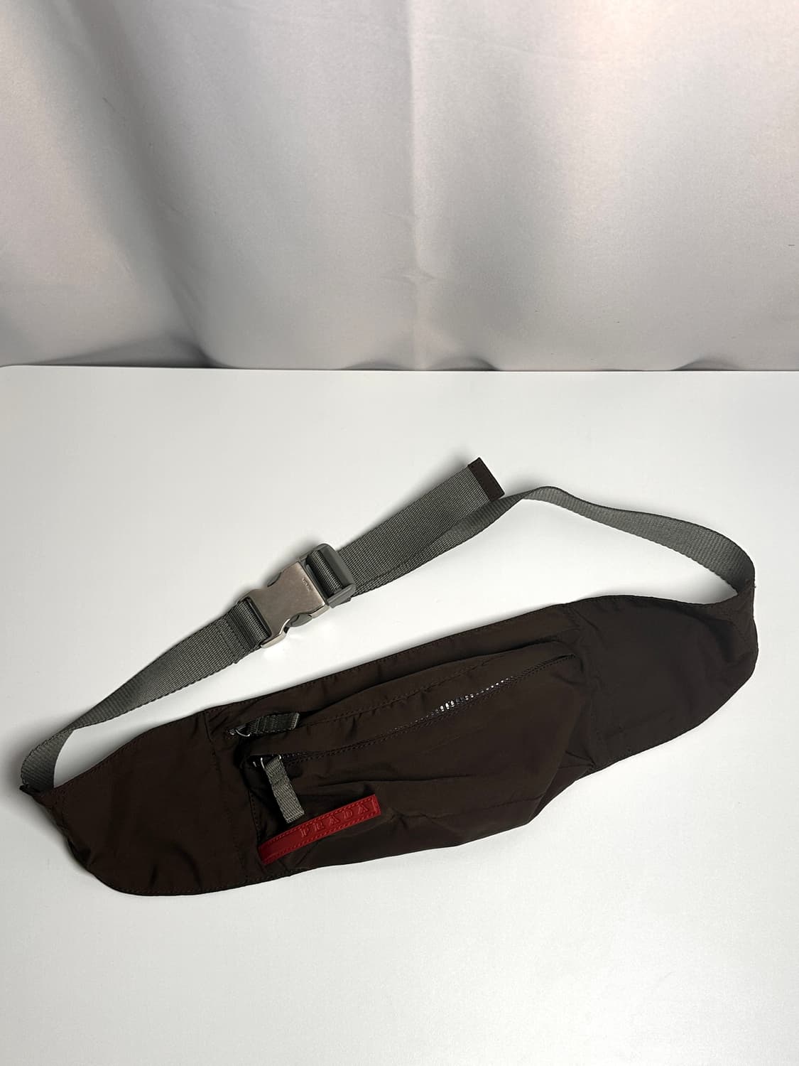 프라다 스포츠 나일론 벨트백 – 테크니컬 미니멀리즘의 상징 상품이미지1