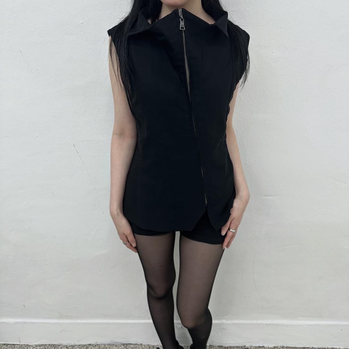 asymmetry carve detail vest  상품이미지5