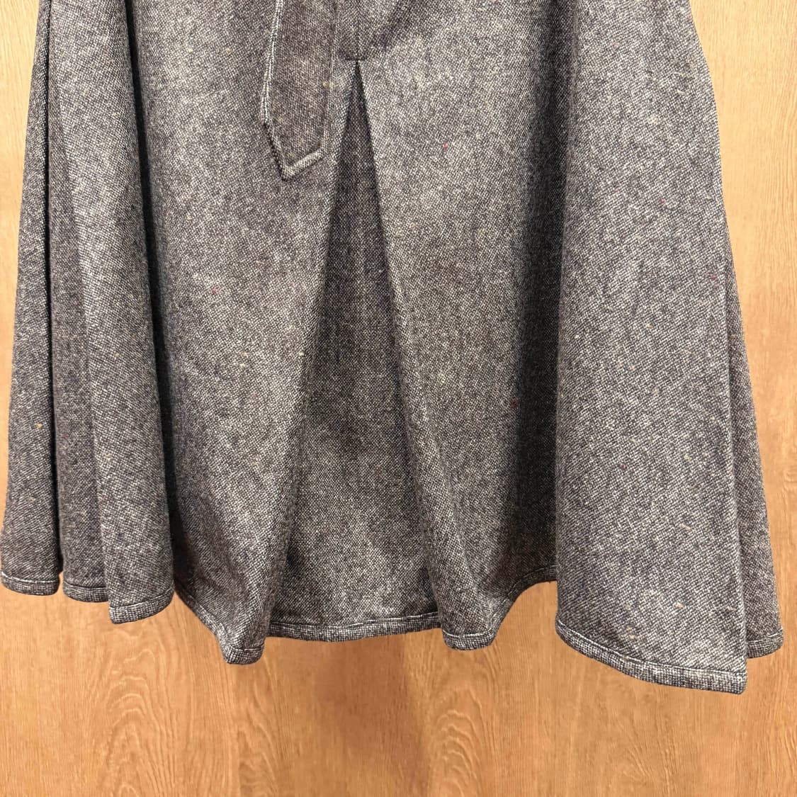 장폴고티에 팜므 울 블렌드 벨트 디테일 플리츠 미디 스커트 그레이 상품이미지5