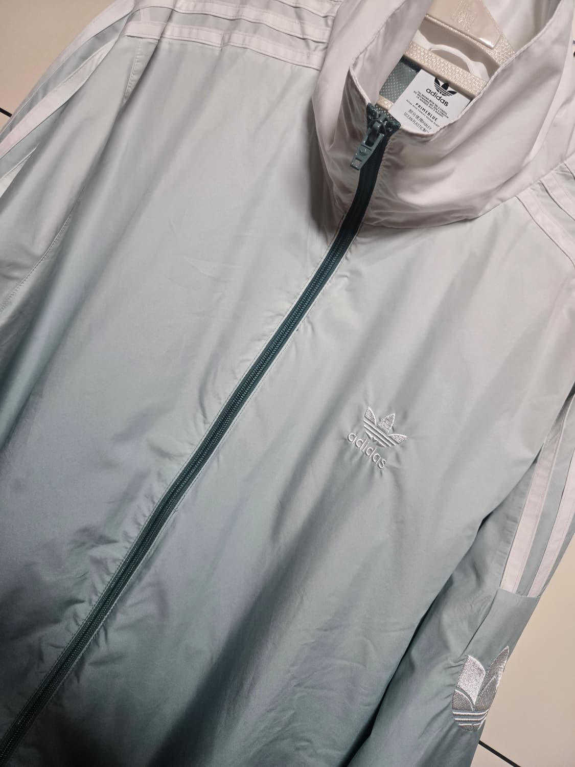 아디다스 그라데이션 불꽃 바람막이 점퍼 상품이미지2